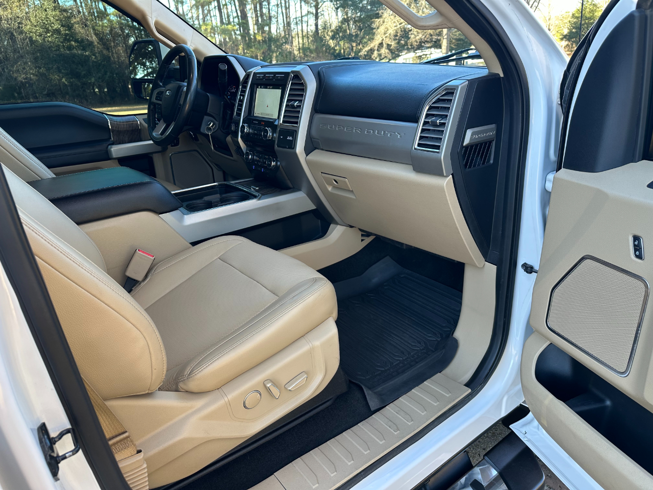 Ford Super Duty F-350 DRW Lariat 4WD Crew Cab 8' Box 2017