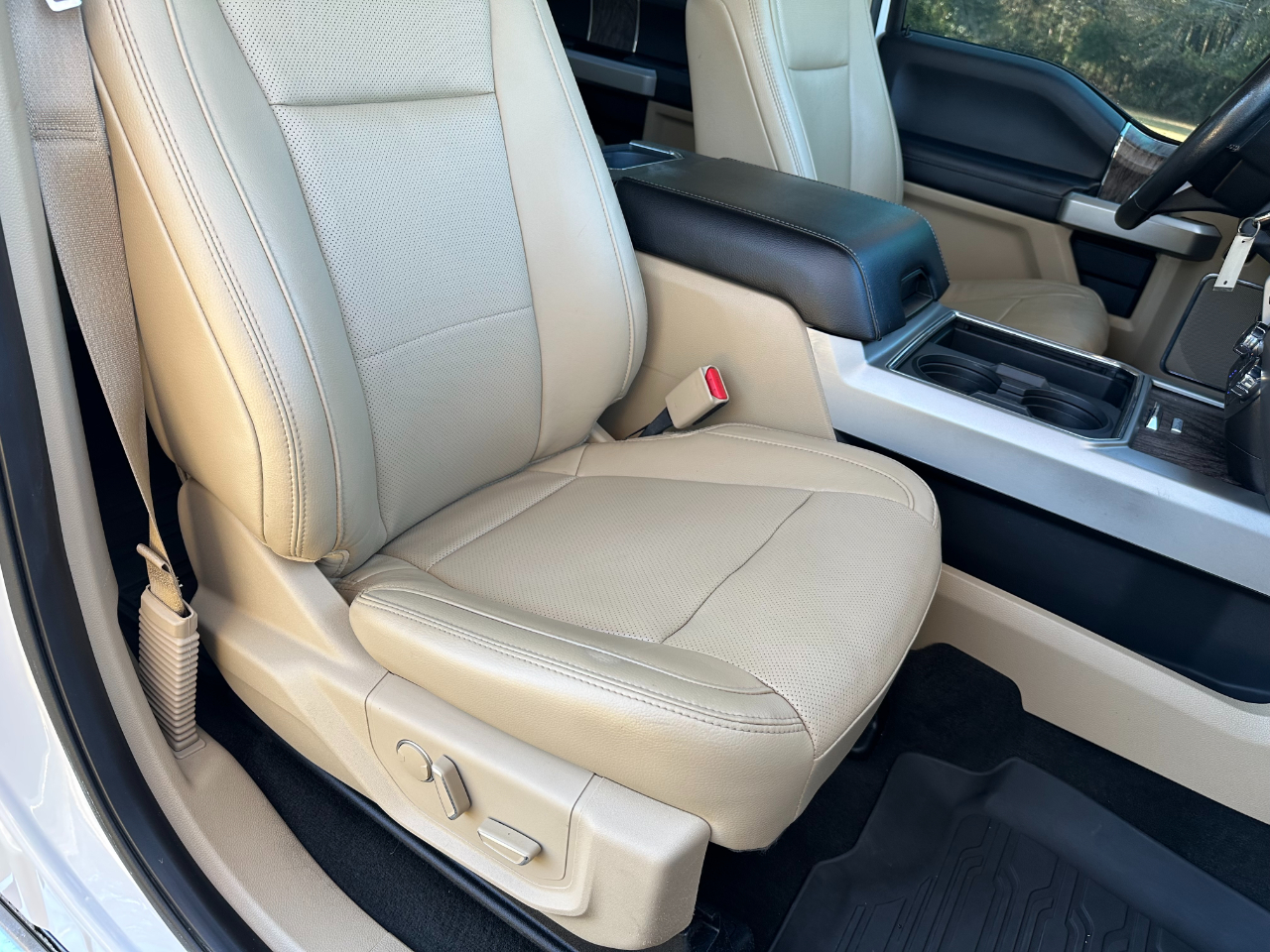 Ford Super Duty F-350 DRW Lariat 4WD Crew Cab 8' Box 2017