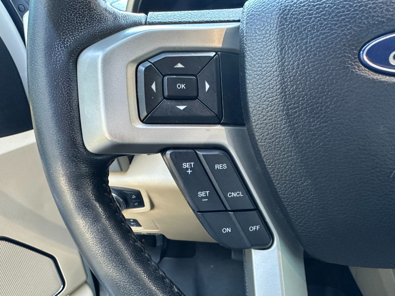 Ford Super Duty F-350 DRW Lariat 4WD Crew Cab 8' Box 2017