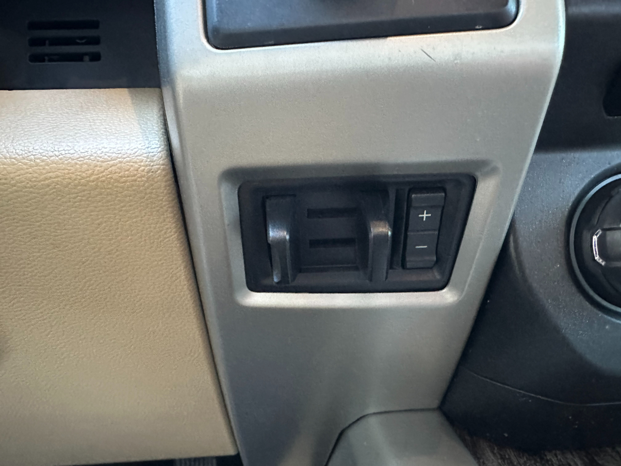 Ford Super Duty F-350 DRW Lariat 4WD Crew Cab 8' Box 2017