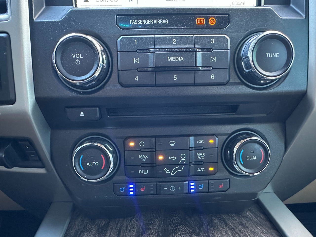 Ford Super Duty F-350 DRW Lariat 4WD Crew Cab 8' Box 2017