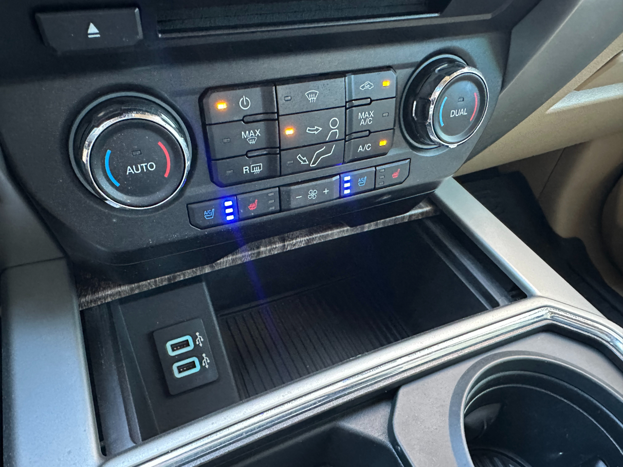 Ford Super Duty F-350 DRW Lariat 4WD Crew Cab 8' Box 2017