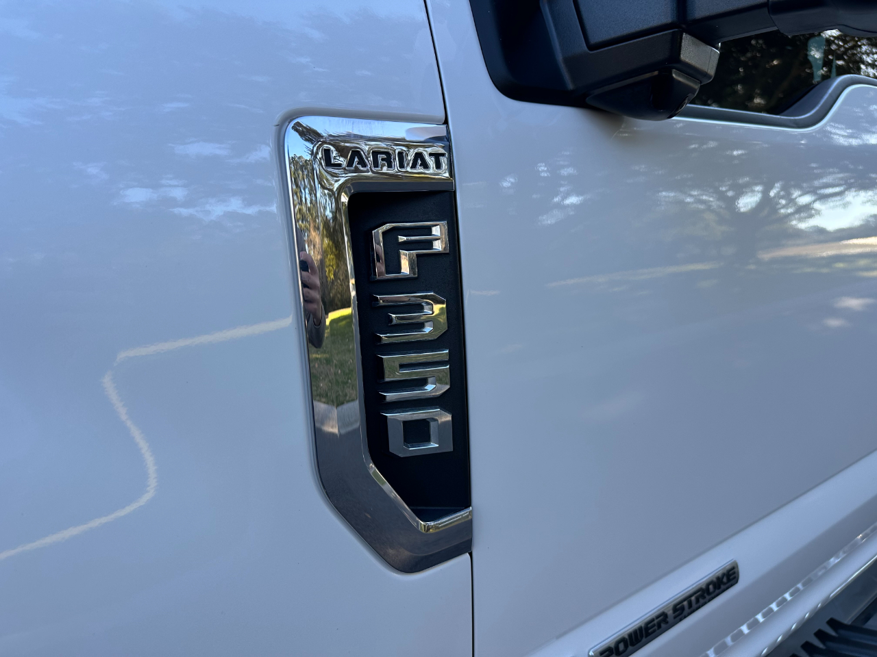 Ford Super Duty F-350 DRW Lariat 4WD Crew Cab 8' Box 2017