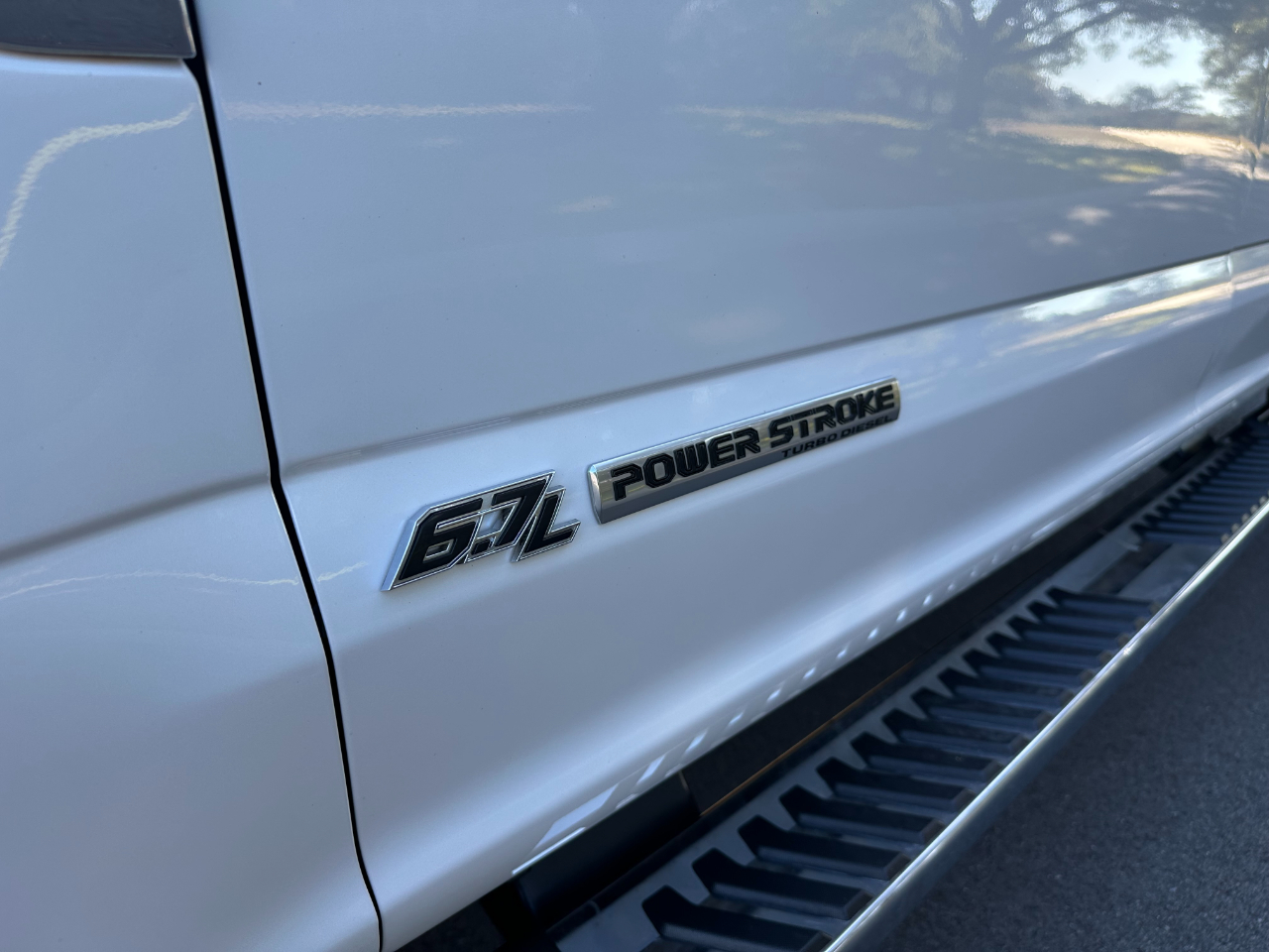 Ford Super Duty F-350 DRW Lariat 4WD Crew Cab 8' Box 2017