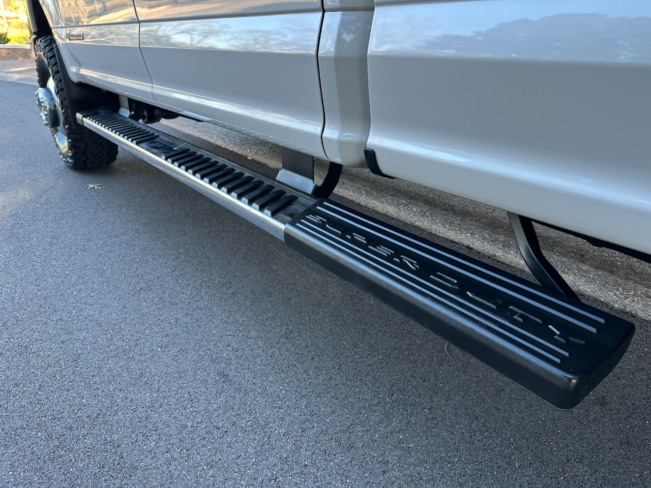 Ford Super Duty F-350 DRW Lariat 4WD Crew Cab 8' Box 2017