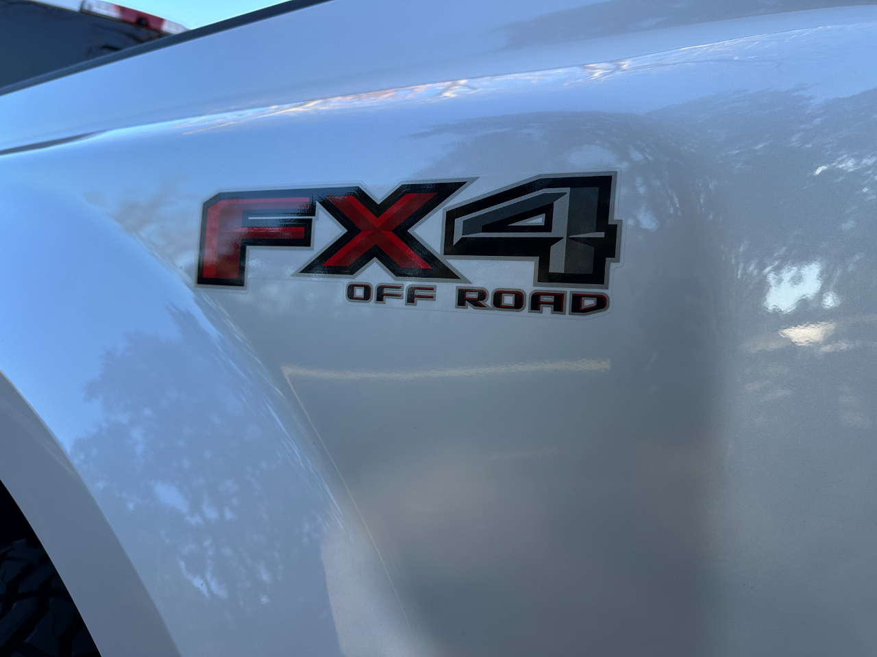 Ford Super Duty F-350 DRW Lariat 4WD Crew Cab 8' Box 2017