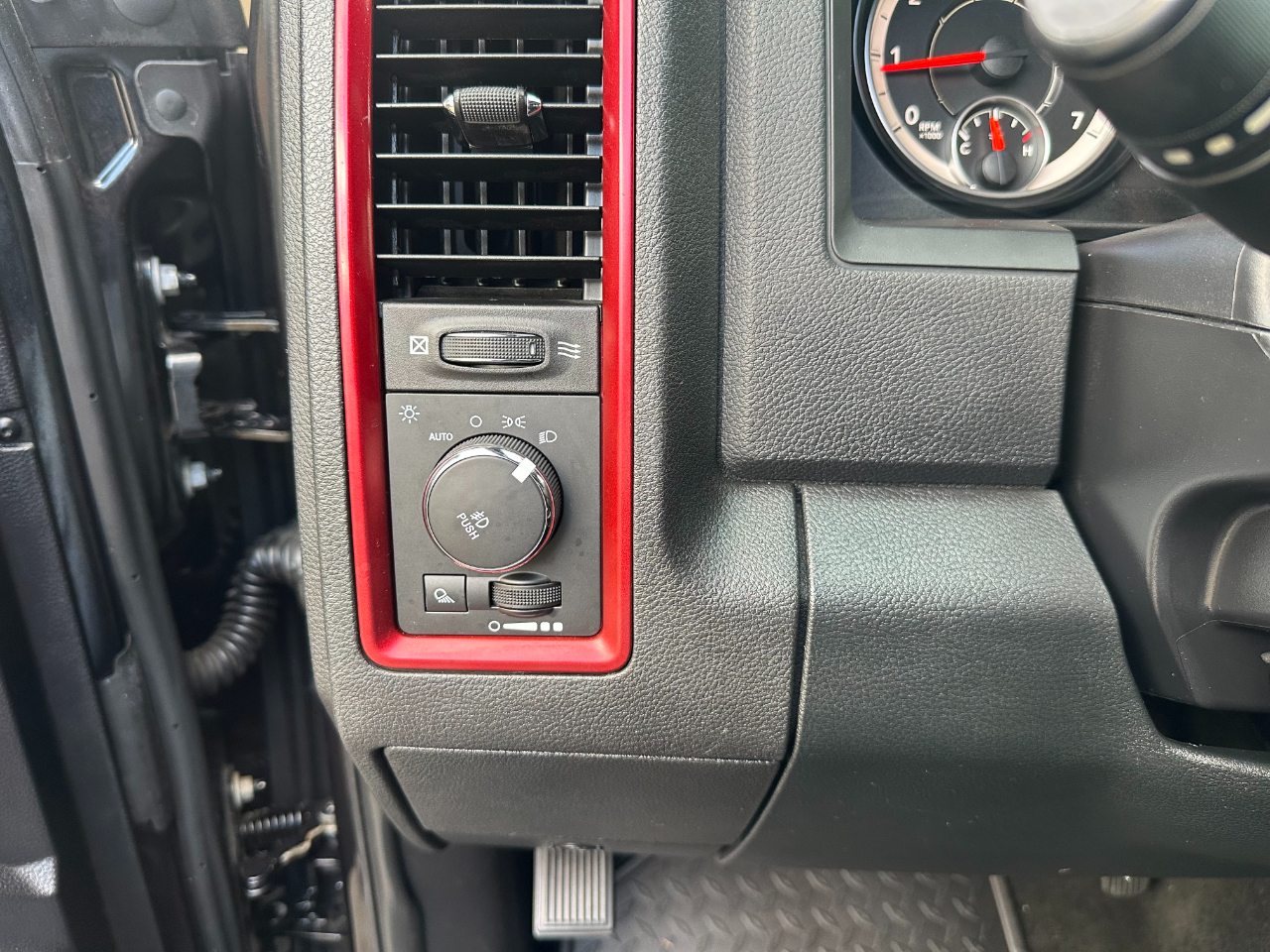 RAM 1500 4WD Crew Cab 140.5" Rebel 2016