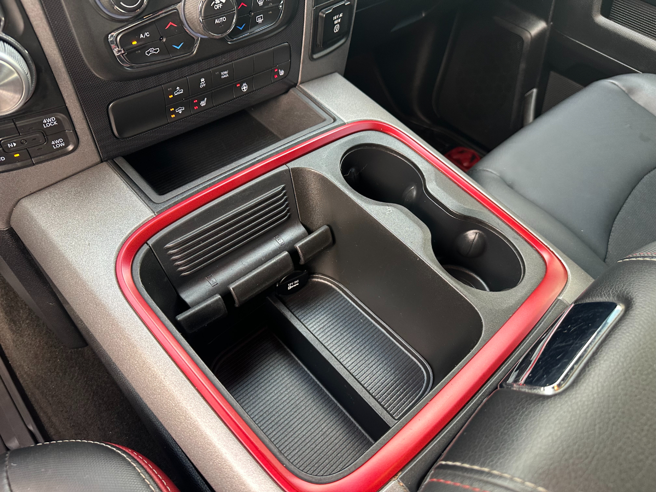 RAM 1500 4WD Crew Cab 140.5" Rebel 2016