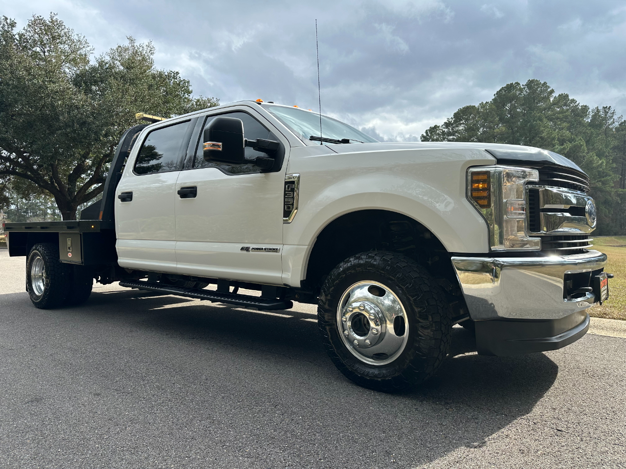 Ford Super Duty F-350 DRW XLT 4WD Crew Cab 179" WB 60" CA 2019