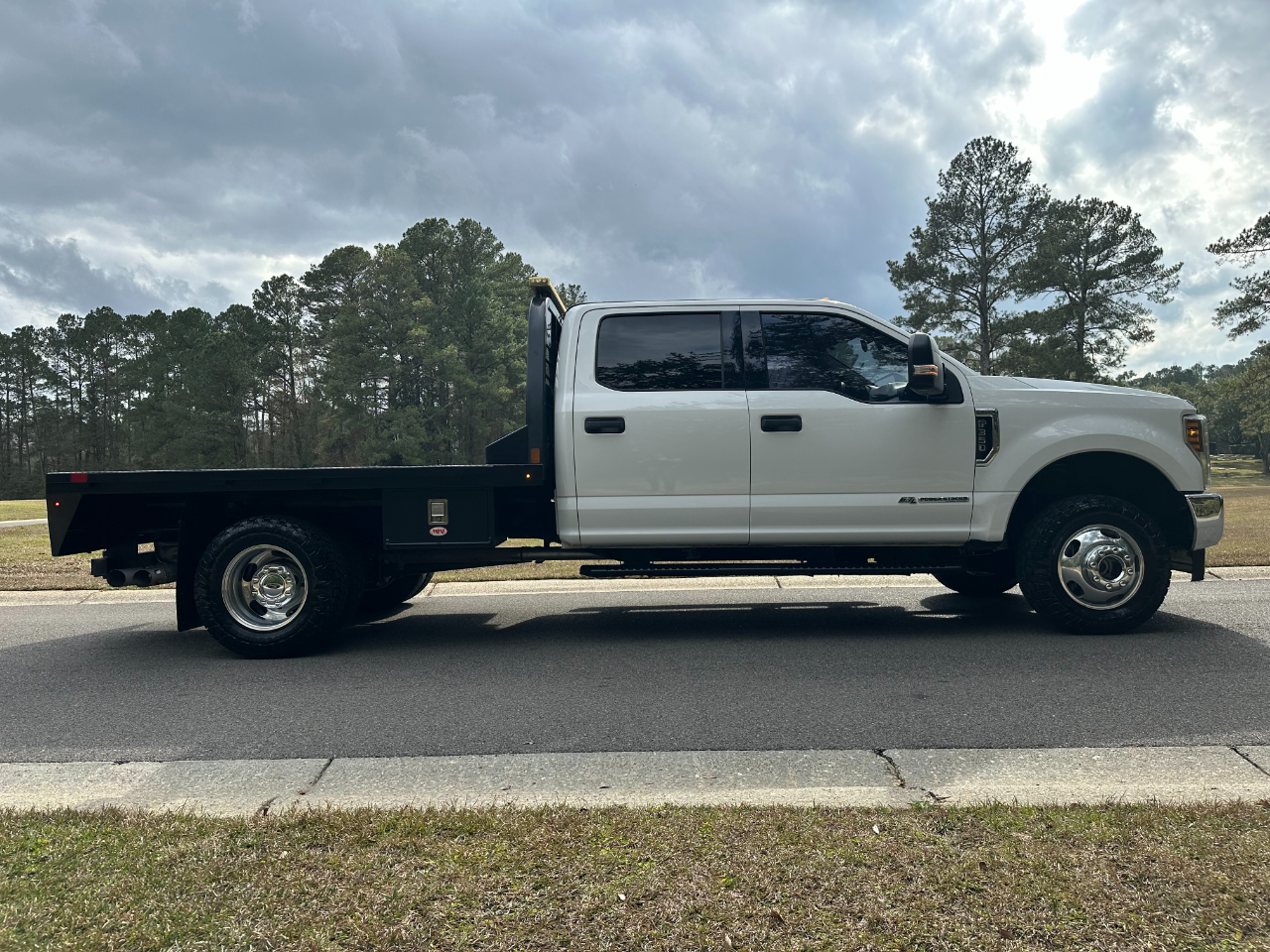 Ford Super Duty F-350 DRW XLT 4WD Crew Cab 179" WB 60" CA 2019