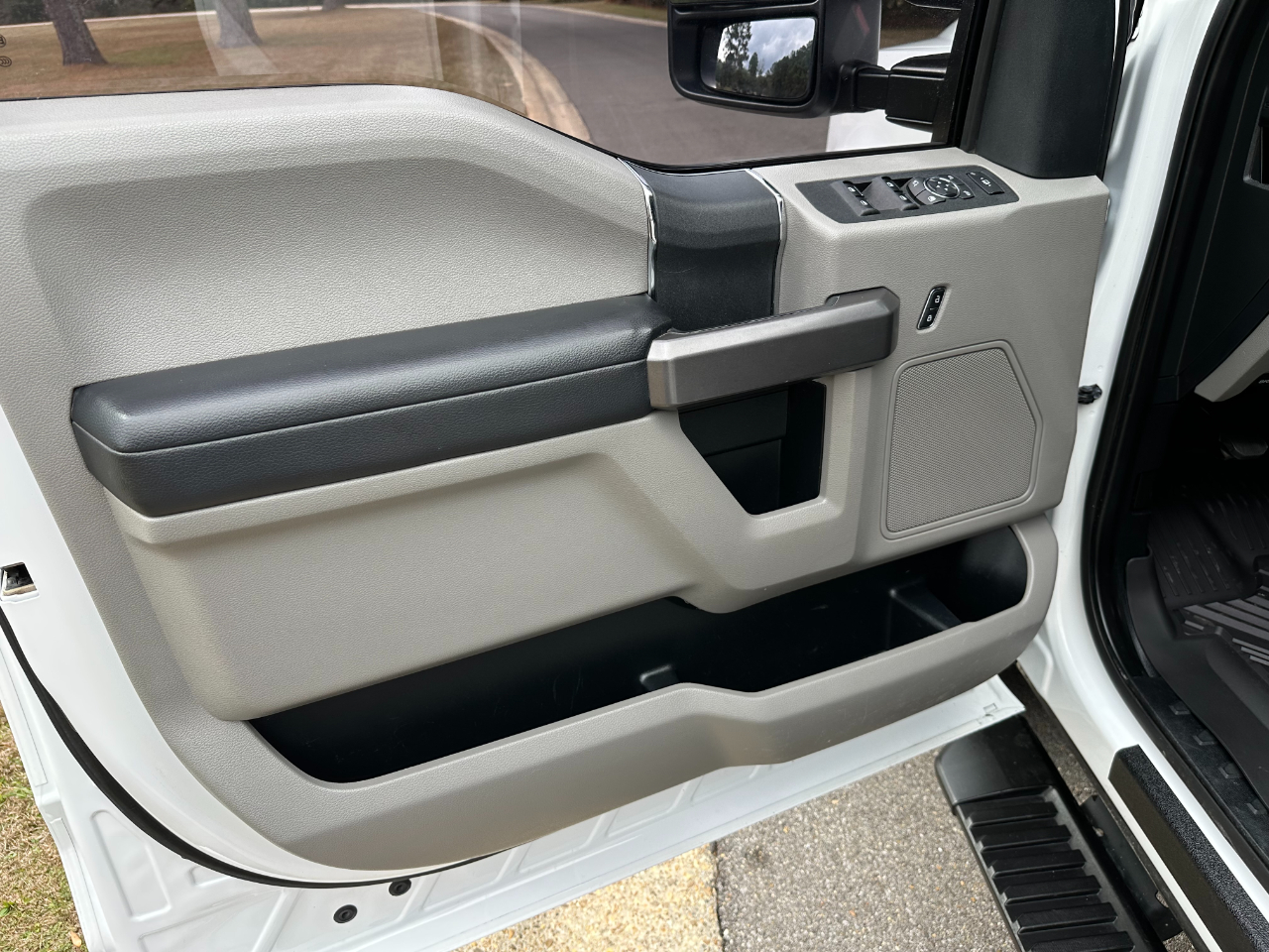 Ford Super Duty F-350 DRW XLT 4WD Crew Cab 179" WB 60" CA 2019