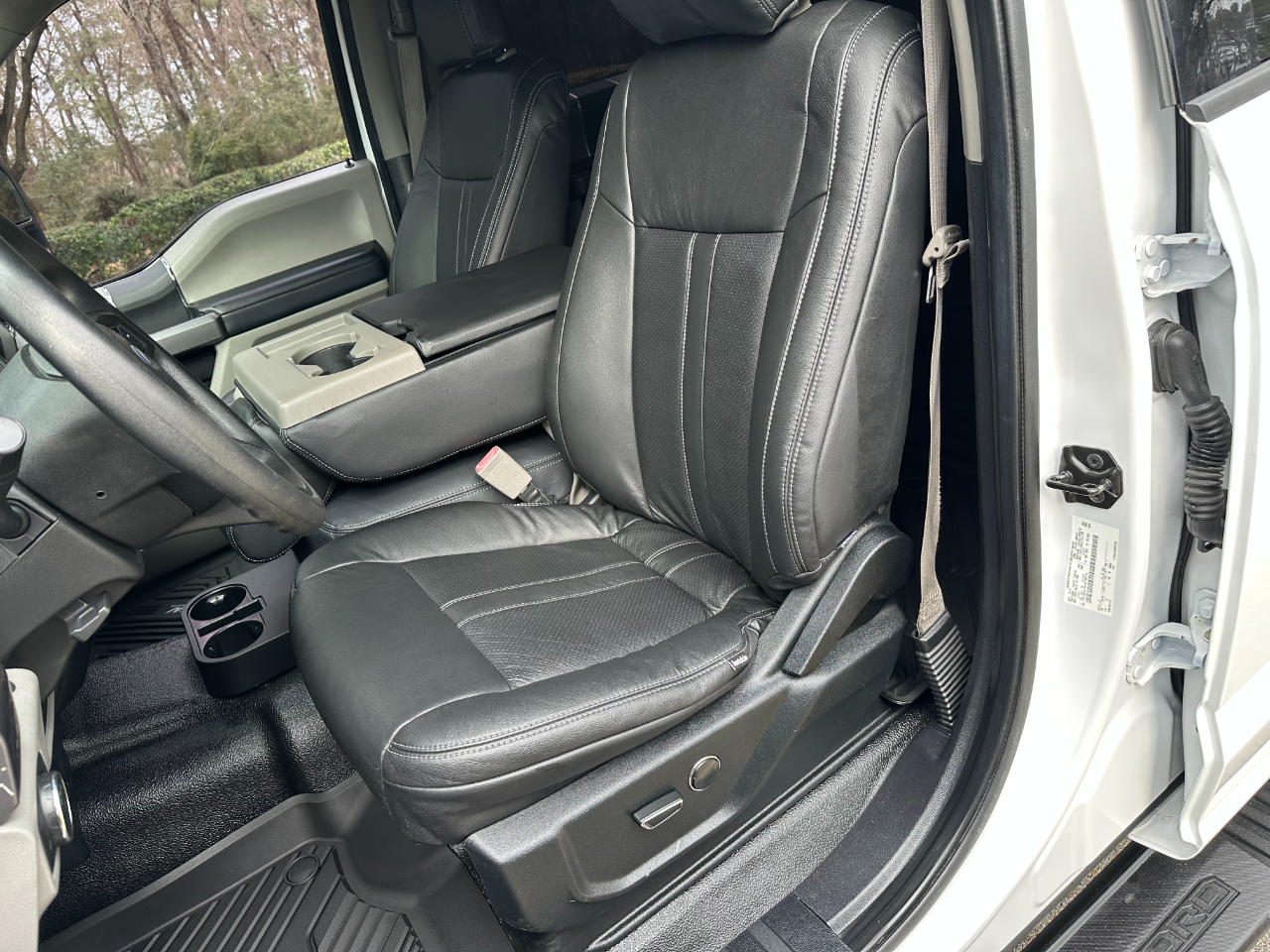 Ford Super Duty F-350 DRW XLT 4WD Crew Cab 179" WB 60" CA 2019