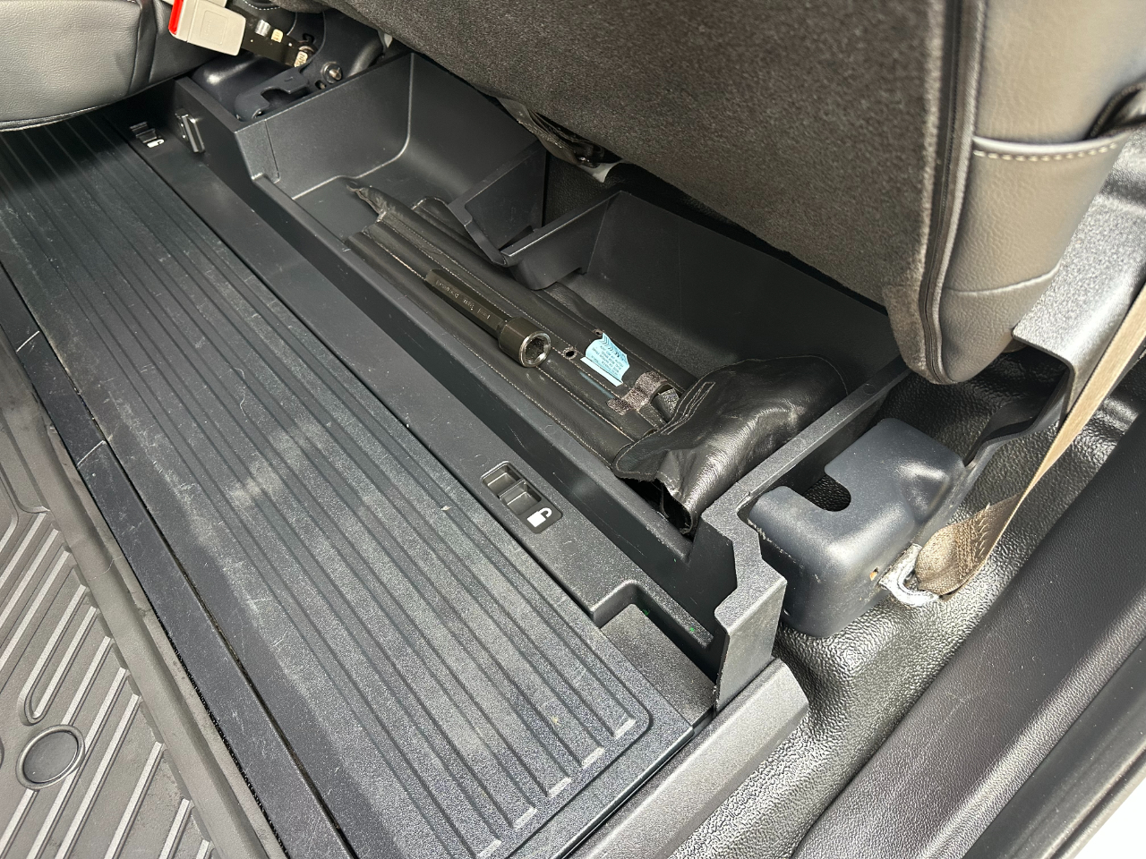 Ford Super Duty F-350 DRW XLT 4WD Crew Cab 179" WB 60" CA 2019