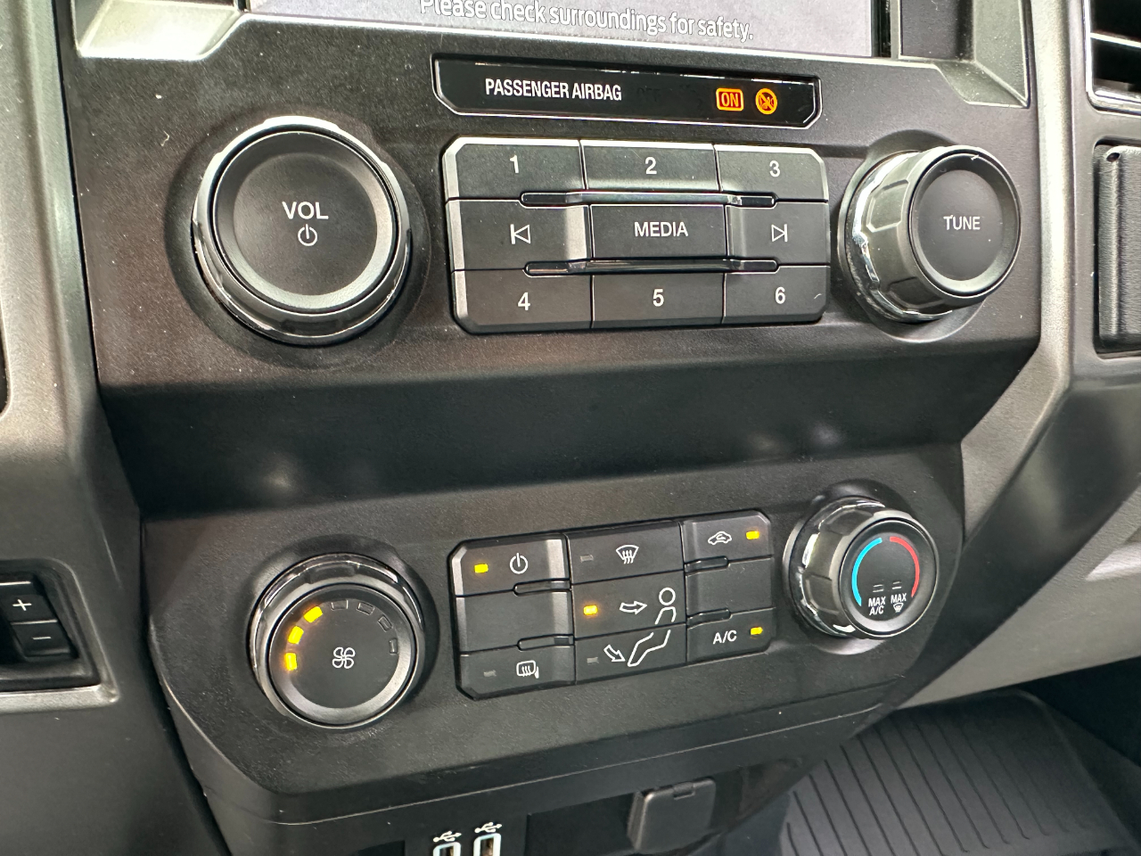 Ford Super Duty F-350 DRW XLT 4WD Crew Cab 179" WB 60" CA 2019