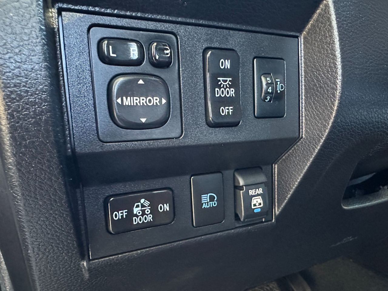 Toyota Tundra 4WD Platinum CrewMax 5.5' Bed 5.7L (Natl) 2020