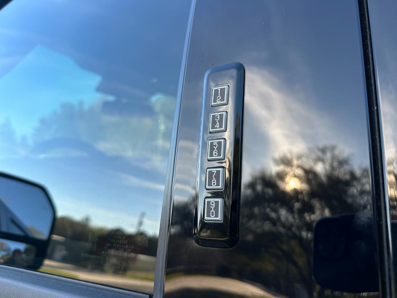 Ford Super Duty F-250 SRW XLT 4WD Crew Cab 6.75' Box 2024