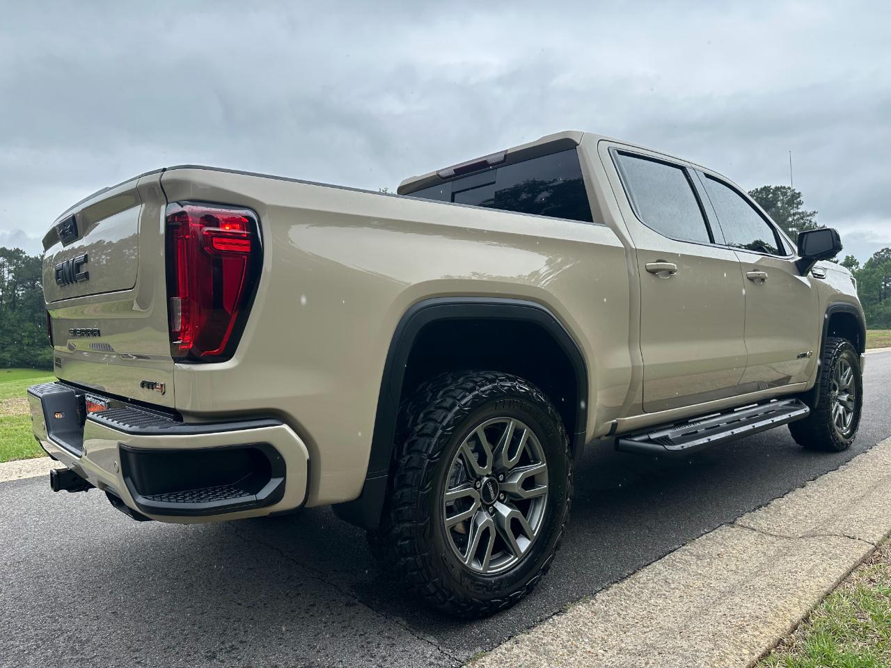 GMC Sierra 1500 4WD Crew Cab 147" AT4 2023