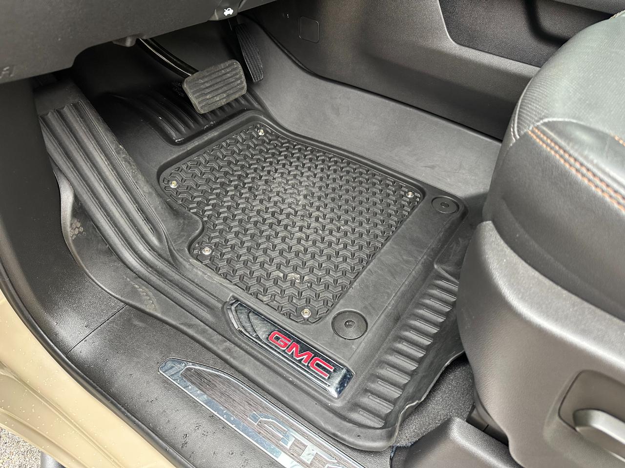 GMC Sierra 1500 4WD Crew Cab 147" AT4 2023