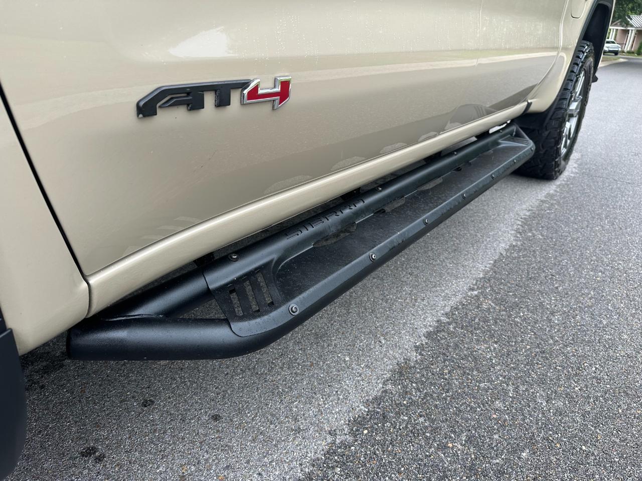GMC Sierra 1500 4WD Crew Cab 147" AT4 2023