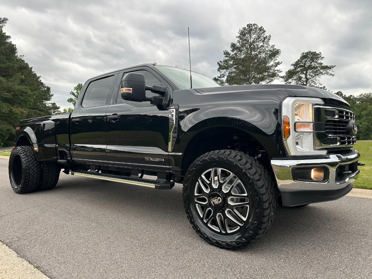 Ford Super Duty F-350 DRW XLT 4WD Crew Cab 8' Box 2024