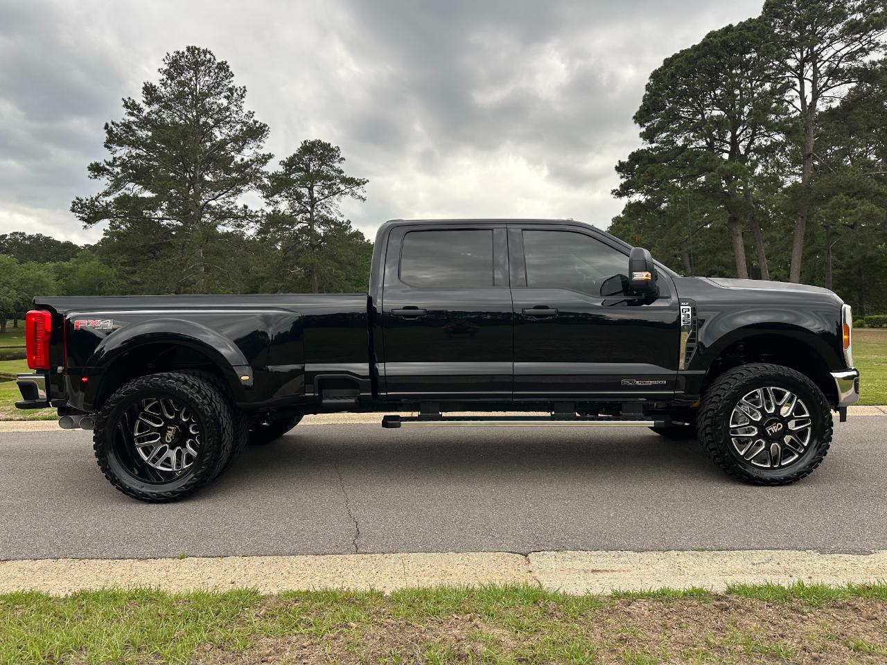 Ford Super Duty F-350 DRW XLT 4WD Crew Cab 8' Box 2024