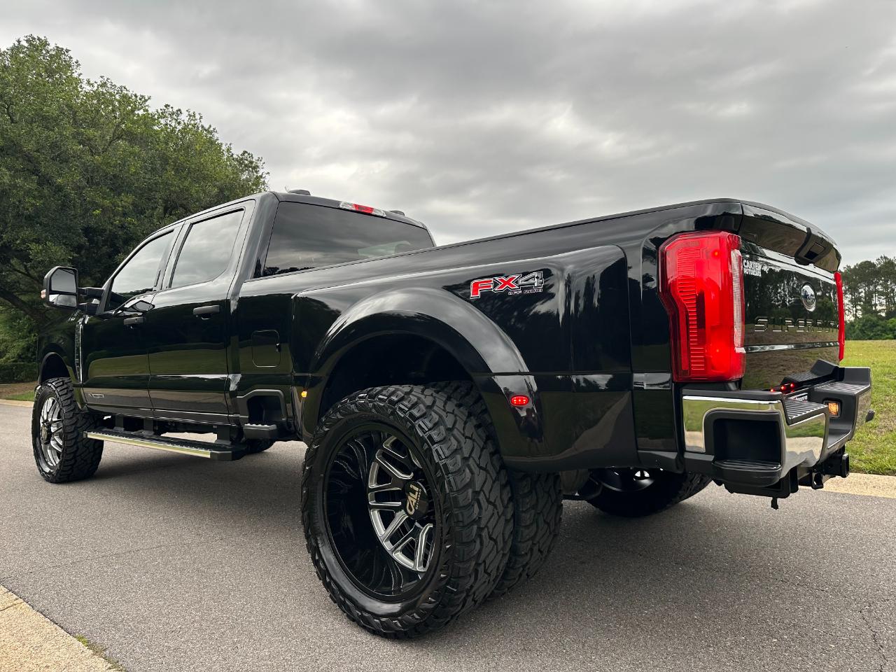 Ford Super Duty F-350 DRW XLT 4WD Crew Cab 8' Box 2024