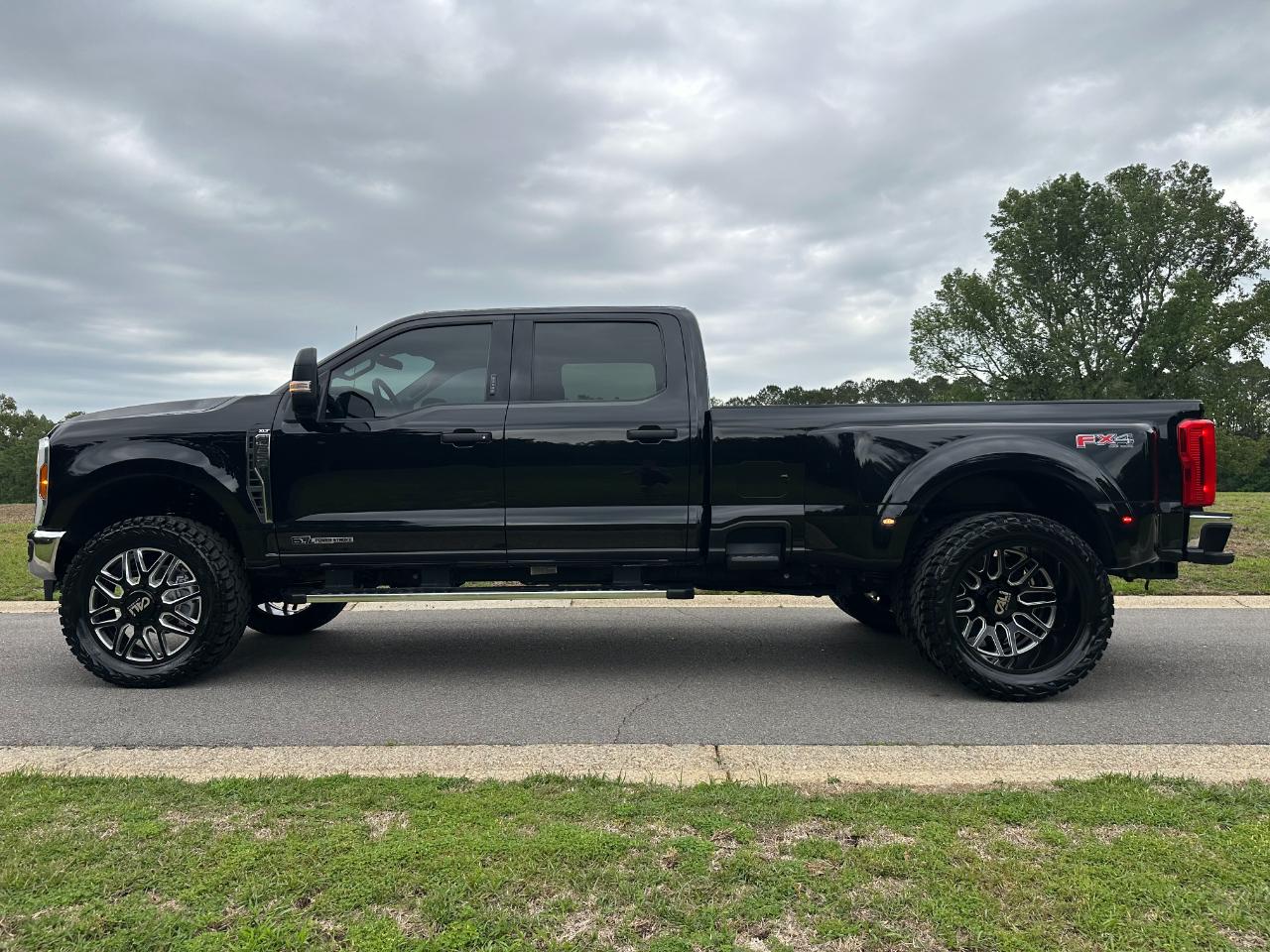 Ford Super Duty F-350 DRW XLT 4WD Crew Cab 8' Box 2024