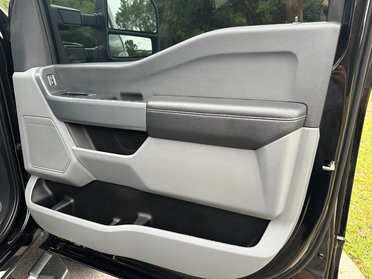 Ford Super Duty F-350 DRW XLT 4WD Crew Cab 8' Box 2024