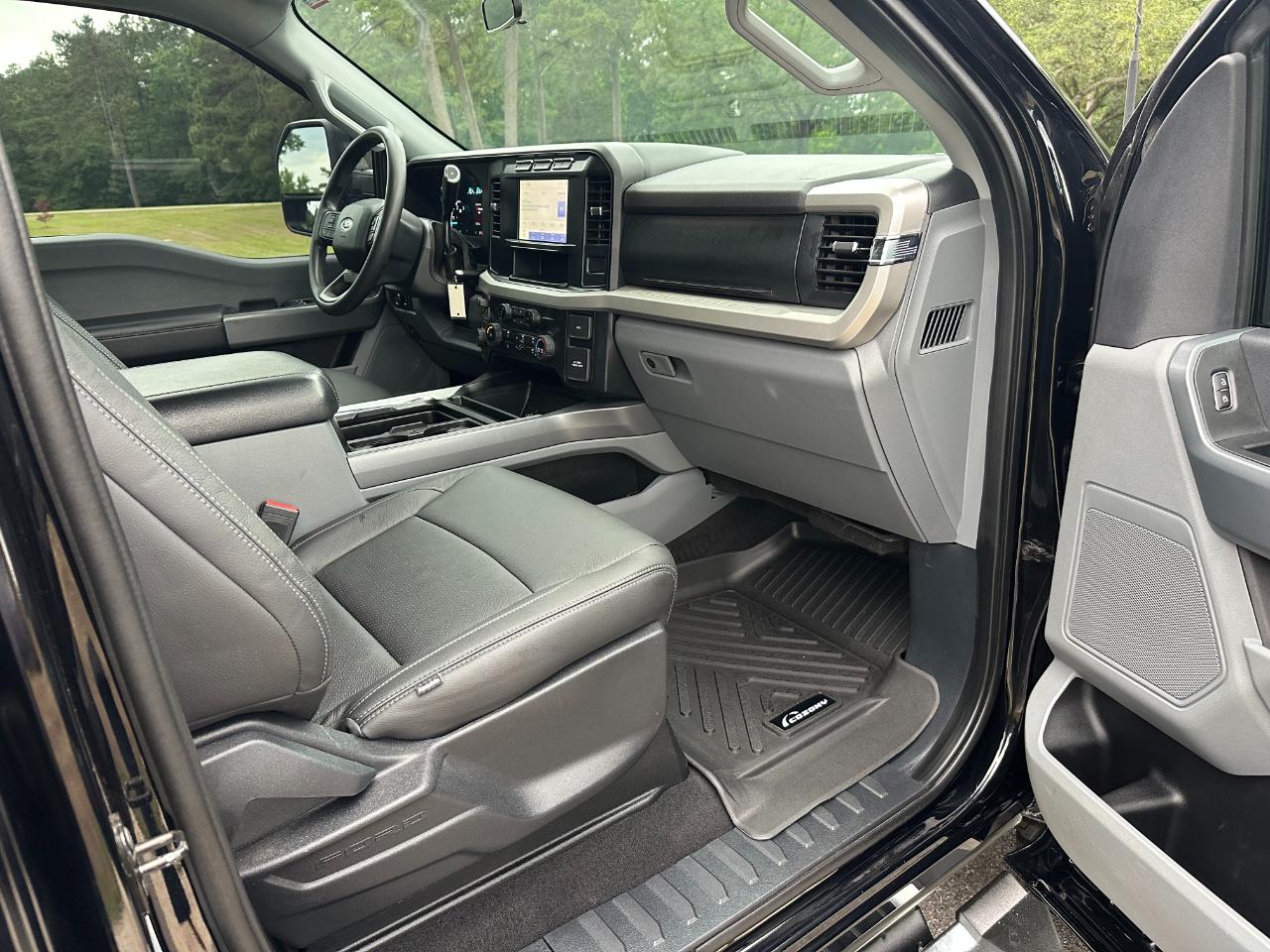 Ford Super Duty F-350 DRW XLT 4WD Crew Cab 8' Box 2024