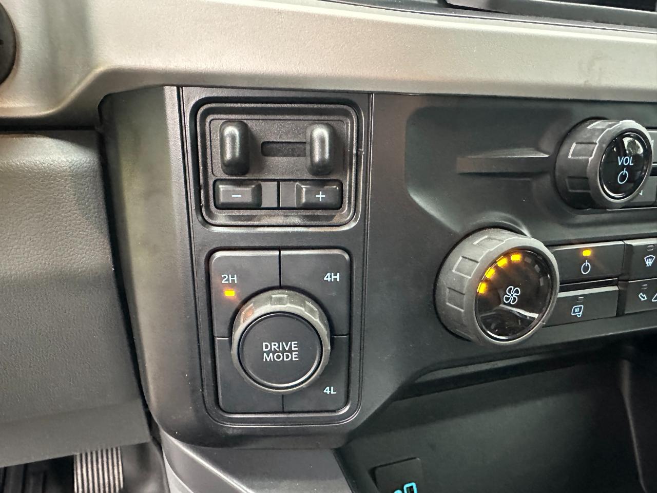 Ford Super Duty F-350 DRW XLT 4WD Crew Cab 8' Box 2024