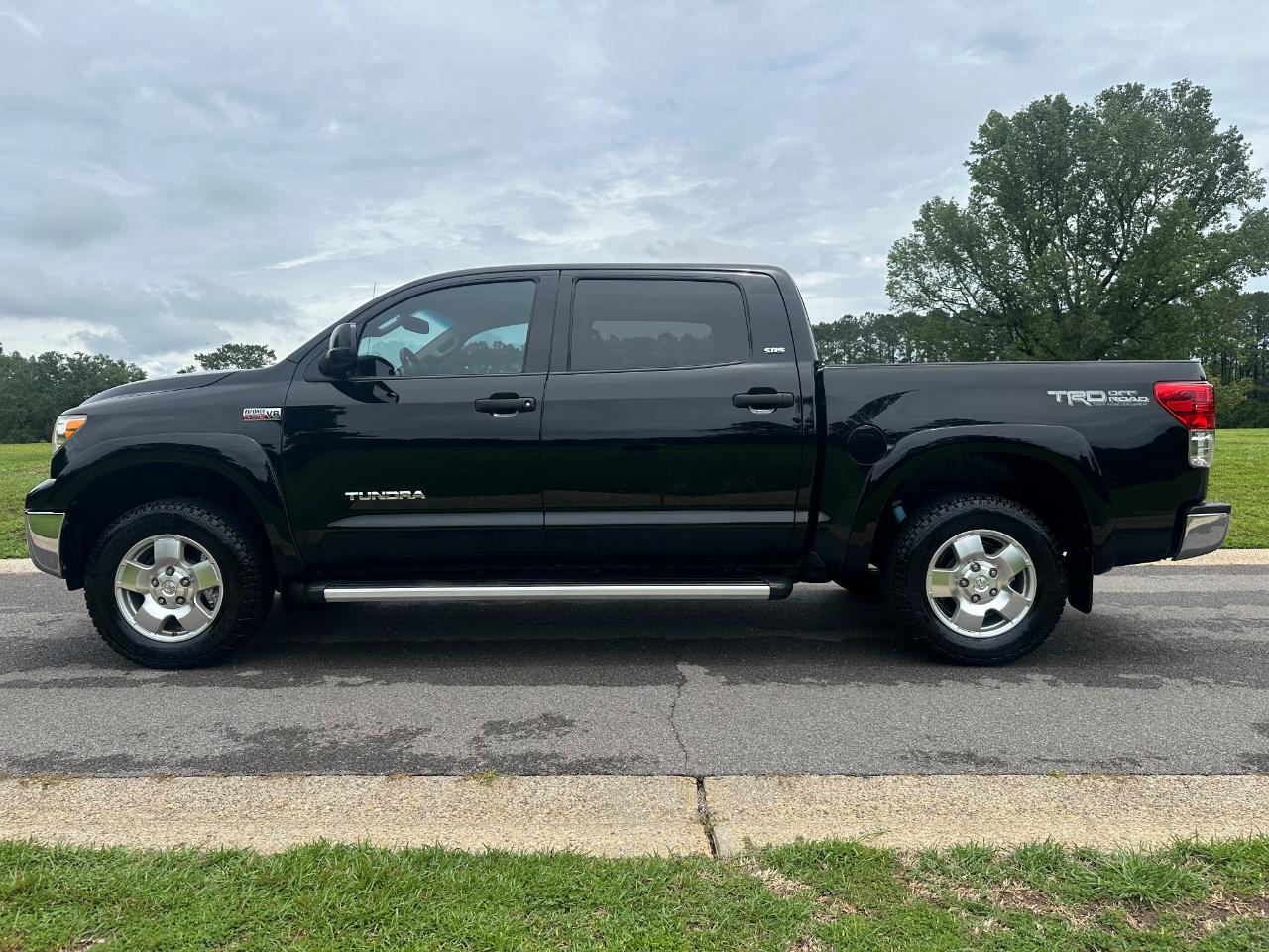 Toyota Tundra 2WD Truck CrewMax 5.7L V8 6-Spd AT (Natl) 2011