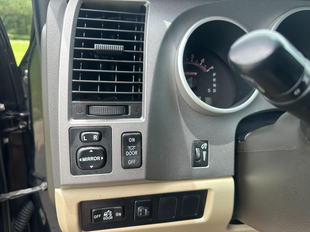 Toyota Tundra 2WD Truck CrewMax 5.7L V8 6-Spd AT (Natl) 2011