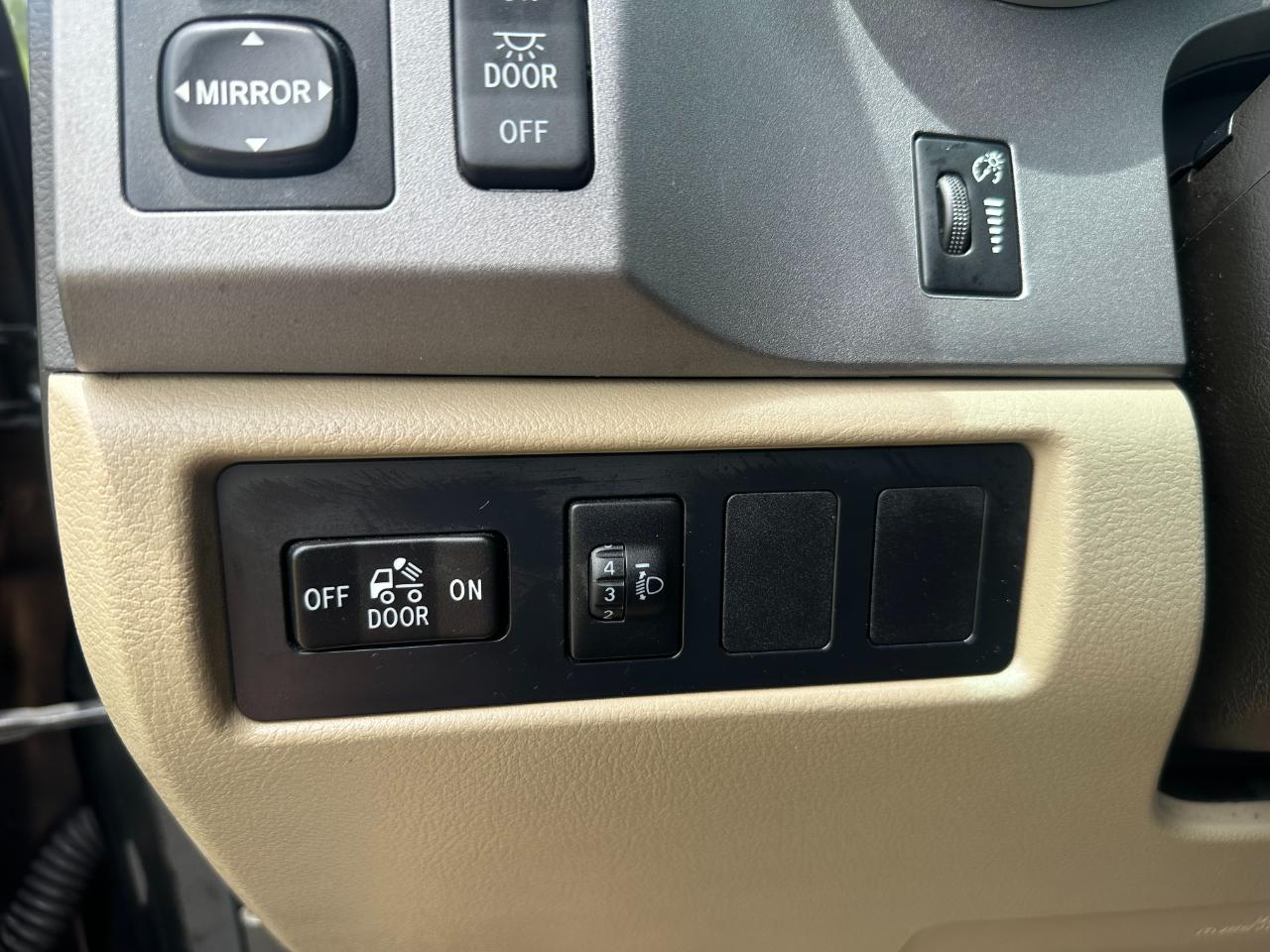 Toyota Tundra 2WD Truck CrewMax 5.7L V8 6-Spd AT (Natl) 2011