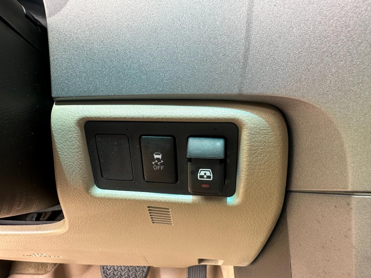 Toyota Tundra 2WD Truck CrewMax 5.7L V8 6-Spd AT (Natl) 2011