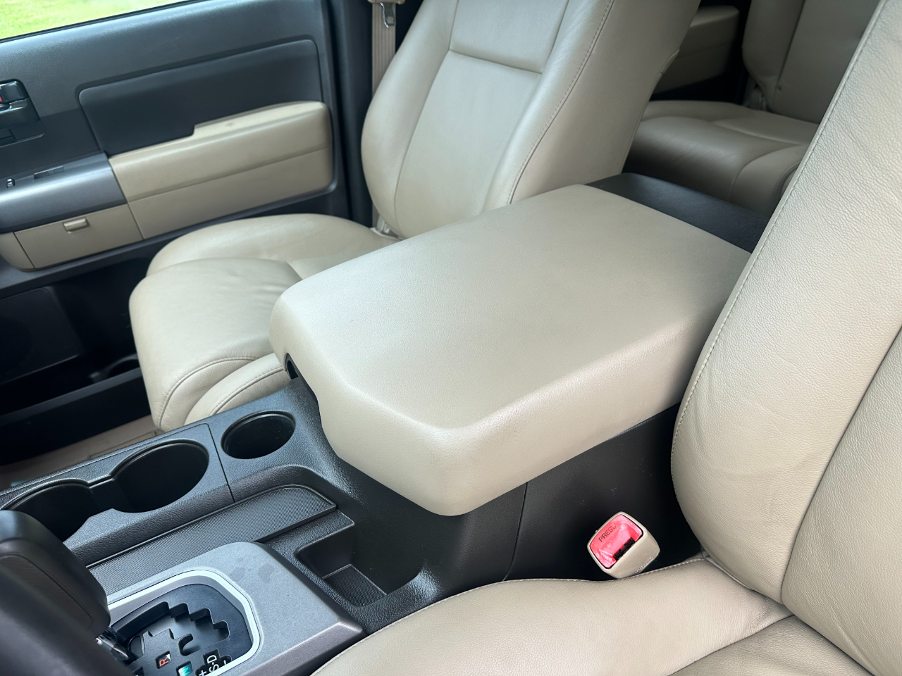 Toyota Tundra 2WD Truck CrewMax 5.7L V8 6-Spd AT (Natl) 2011
