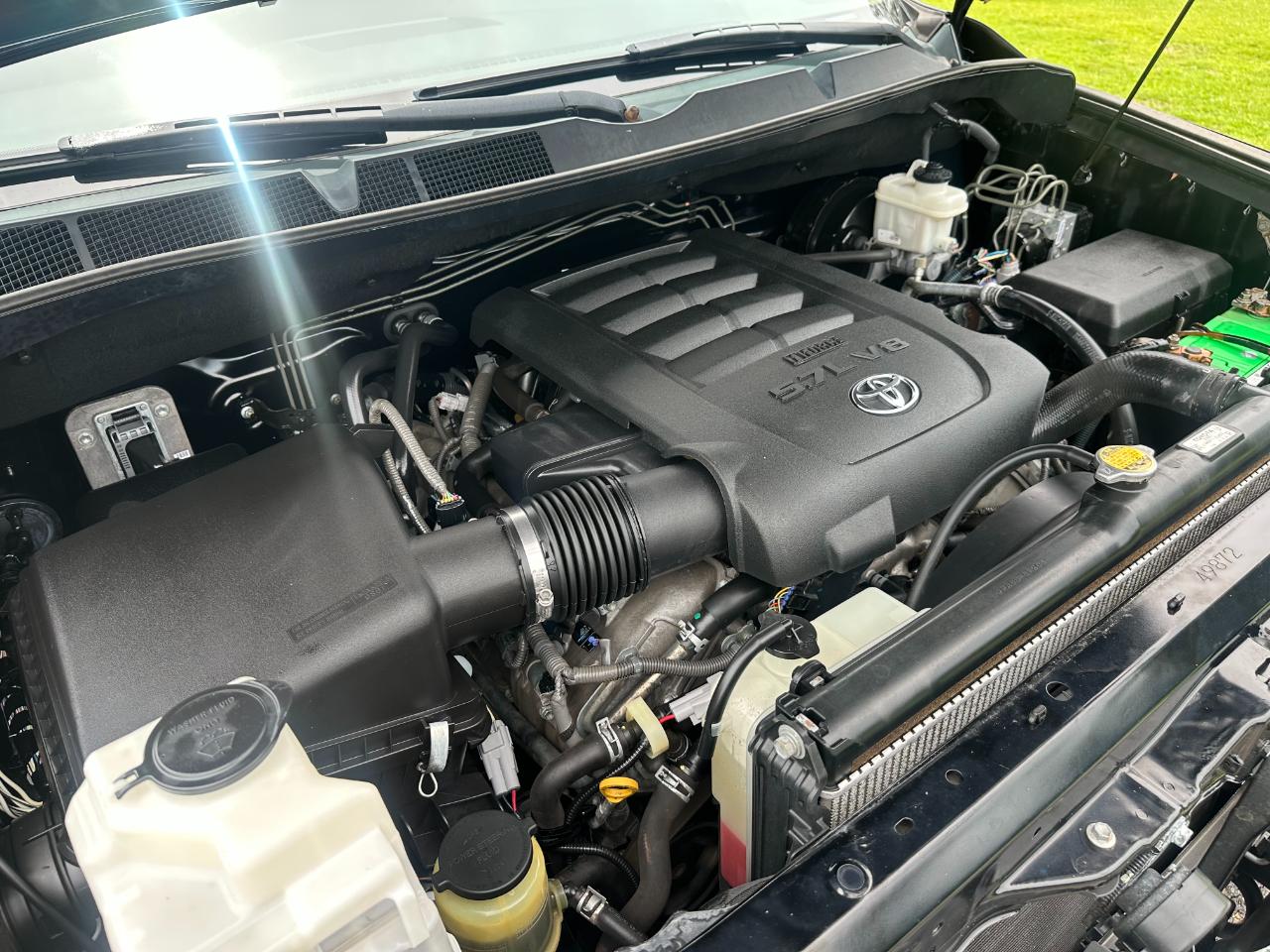 Toyota Tundra 2WD Truck CrewMax 5.7L V8 6-Spd AT (Natl) 2011