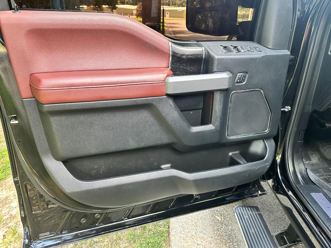 Ford Super Duty F-350 DRW Platinum 4WD Crew Cab 8' Box 2018