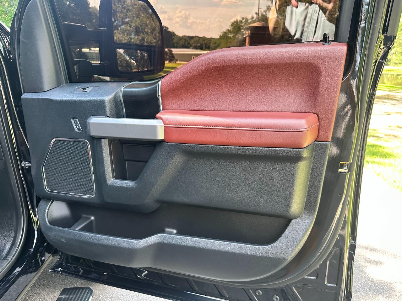 Ford Super Duty F-350 DRW Platinum 4WD Crew Cab 8' Box 2018