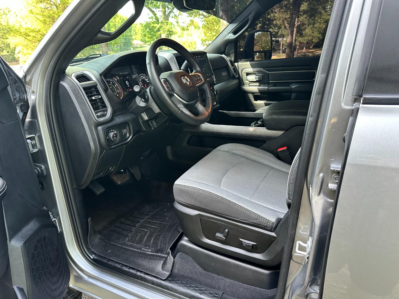 RAM 3500 Big Horn 4x4 Crew Cab 8' Box 2024