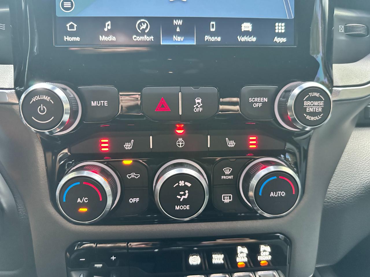 RAM 3500 Big Horn 4x4 Crew Cab 8' Box 2024