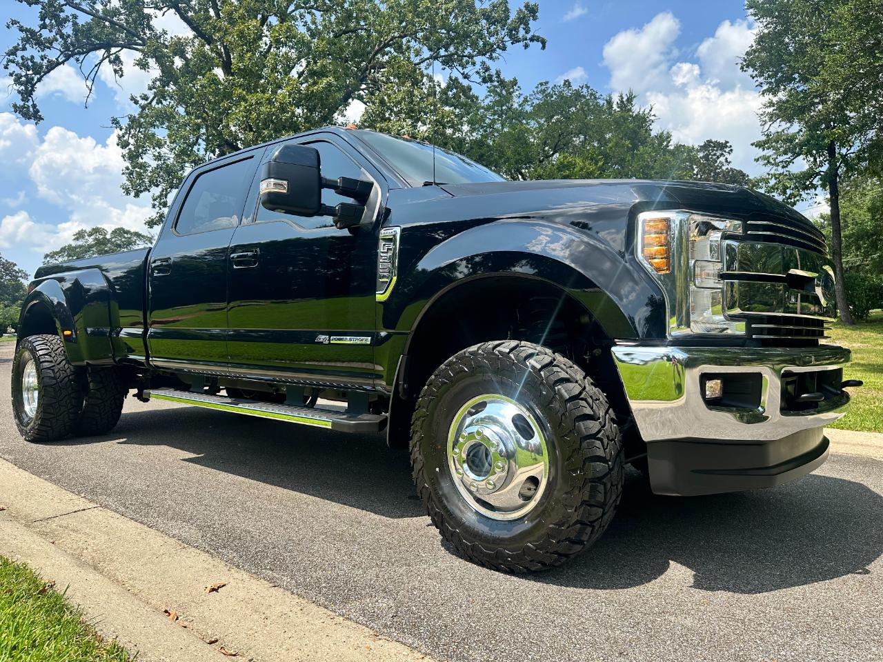Ford Super Duty F-350 DRW Lariat 4WD Crew Cab 8' Box 2018