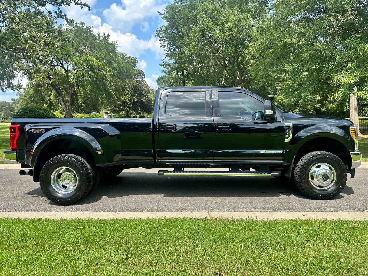 Ford Super Duty F-350 DRW Lariat 4WD Crew Cab 8' Box 2018