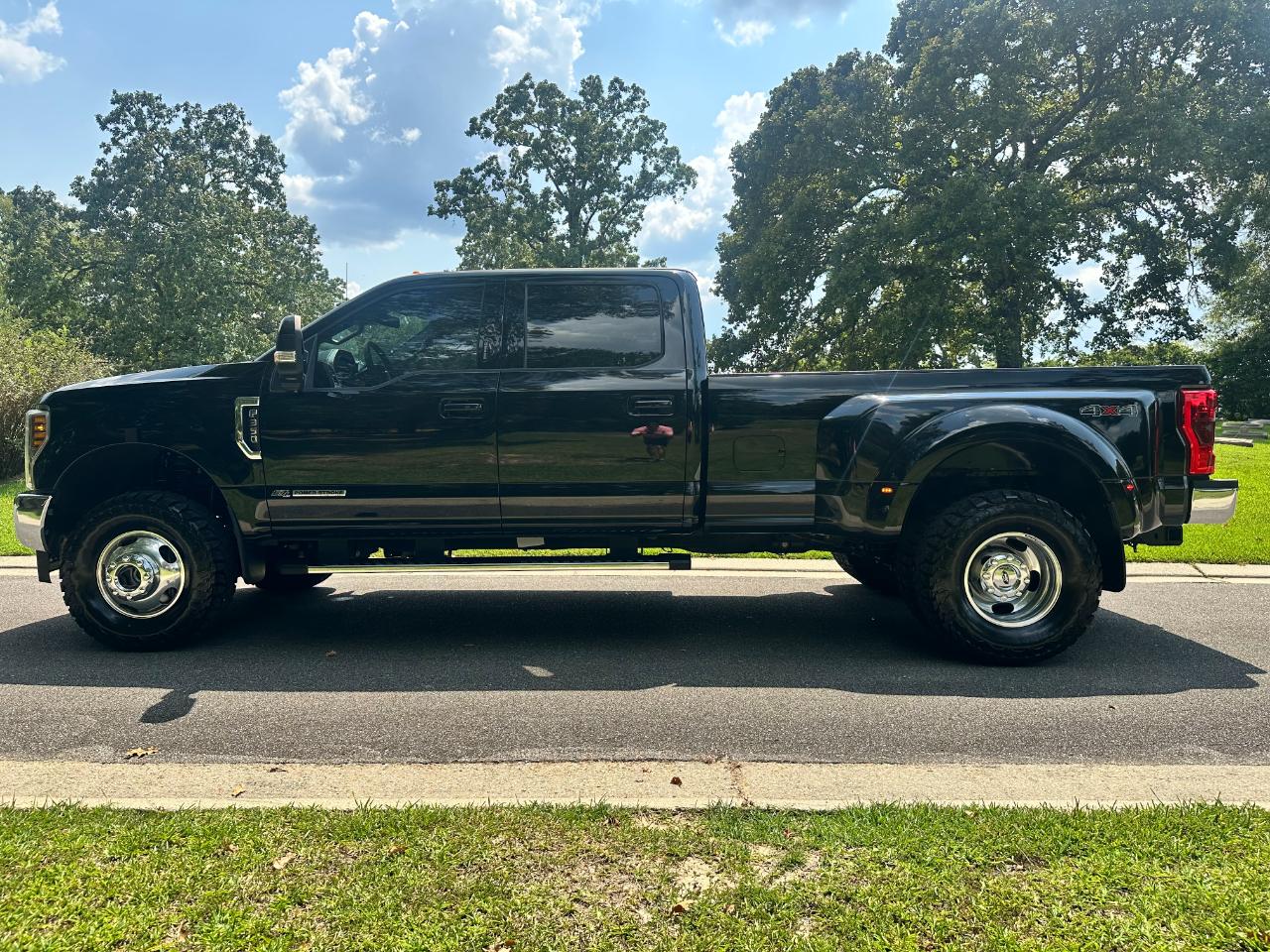 Ford Super Duty F-350 DRW Lariat 4WD Crew Cab 8' Box 2018