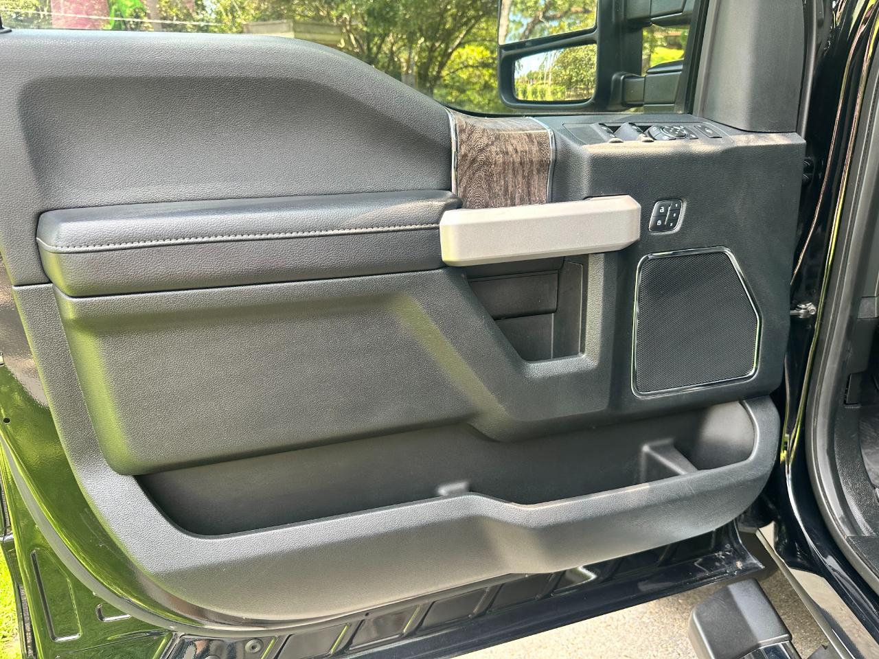 Ford Super Duty F-350 DRW Lariat 4WD Crew Cab 8' Box 2018