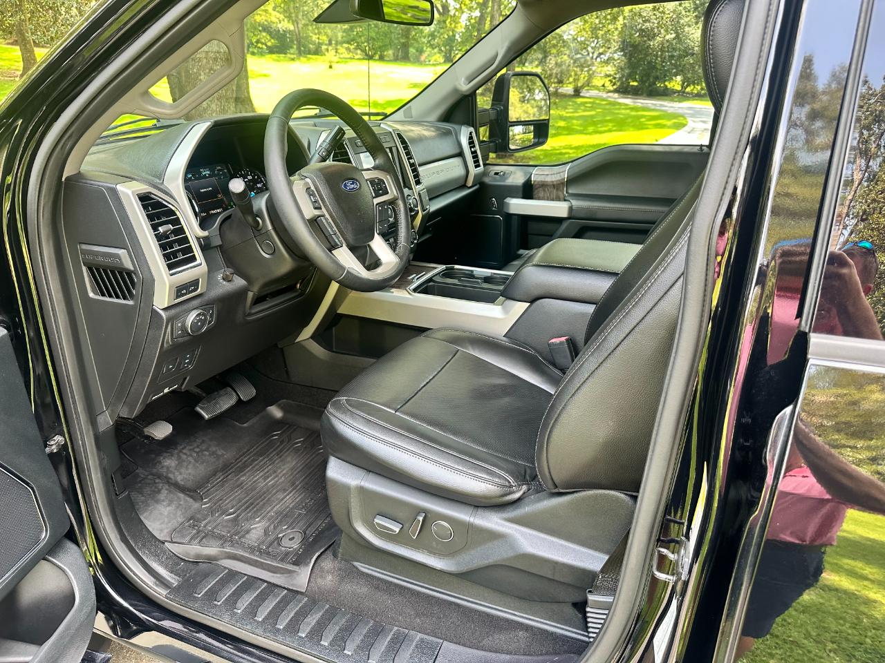 Ford Super Duty F-350 DRW Lariat 4WD Crew Cab 8' Box 2018