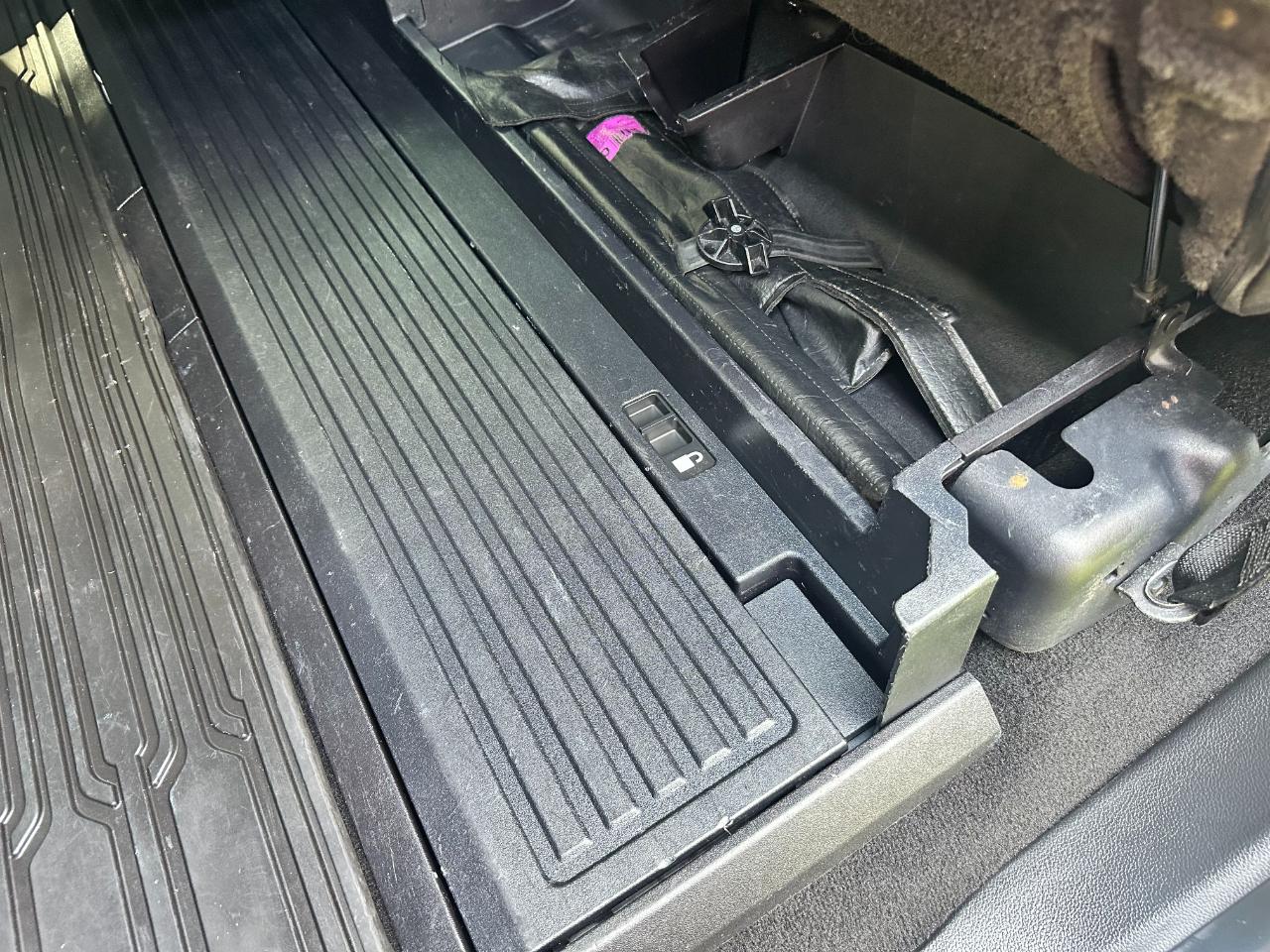 Ford Super Duty F-350 DRW Lariat 4WD Crew Cab 8' Box 2018