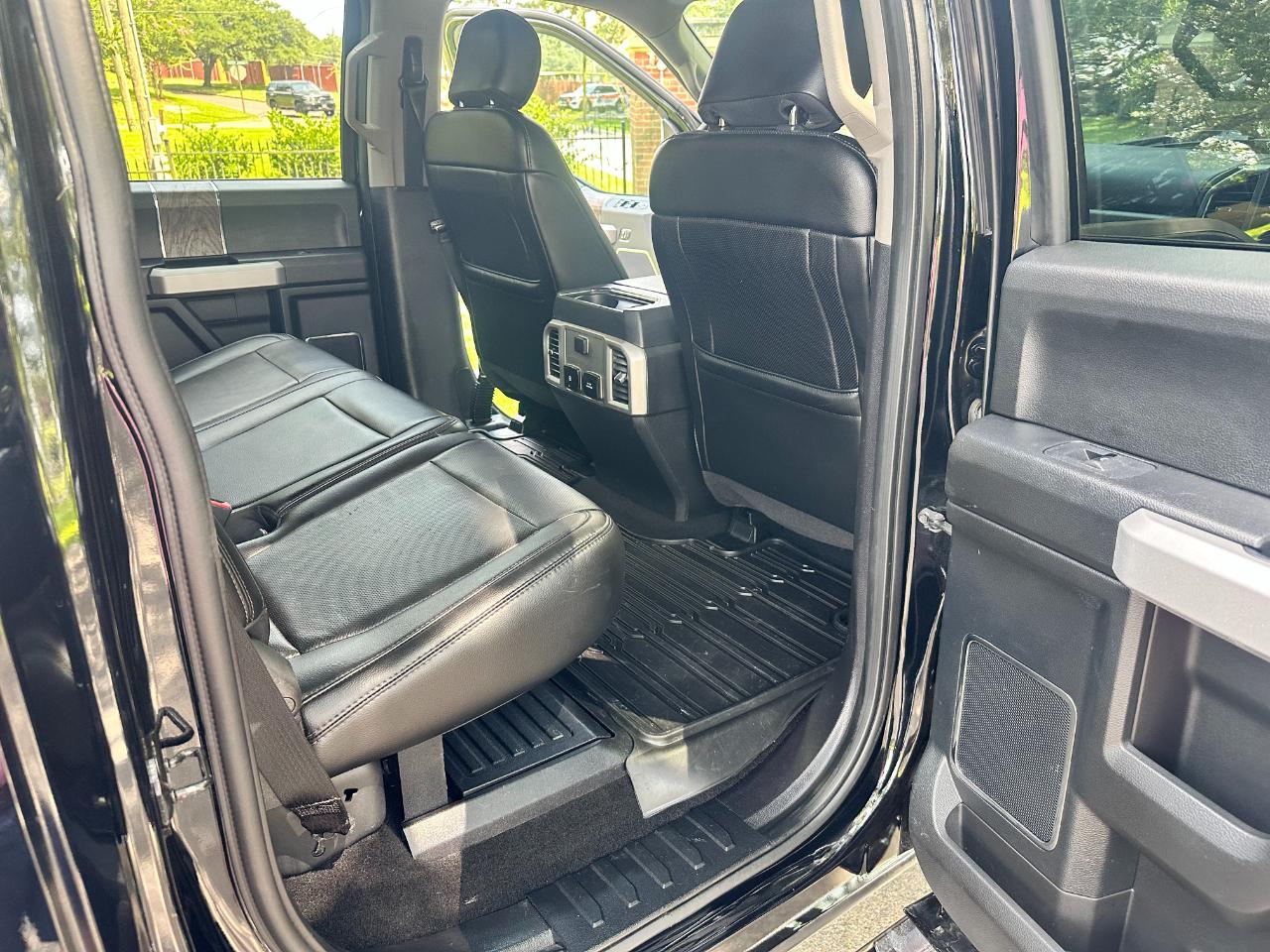 Ford Super Duty F-350 DRW Lariat 4WD Crew Cab 8' Box 2018