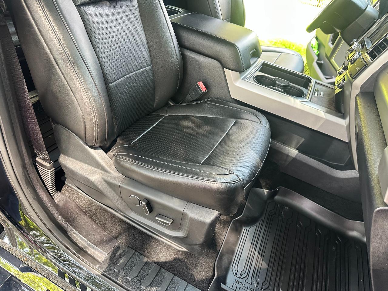 Ford Super Duty F-350 DRW Lariat 4WD Crew Cab 8' Box 2018