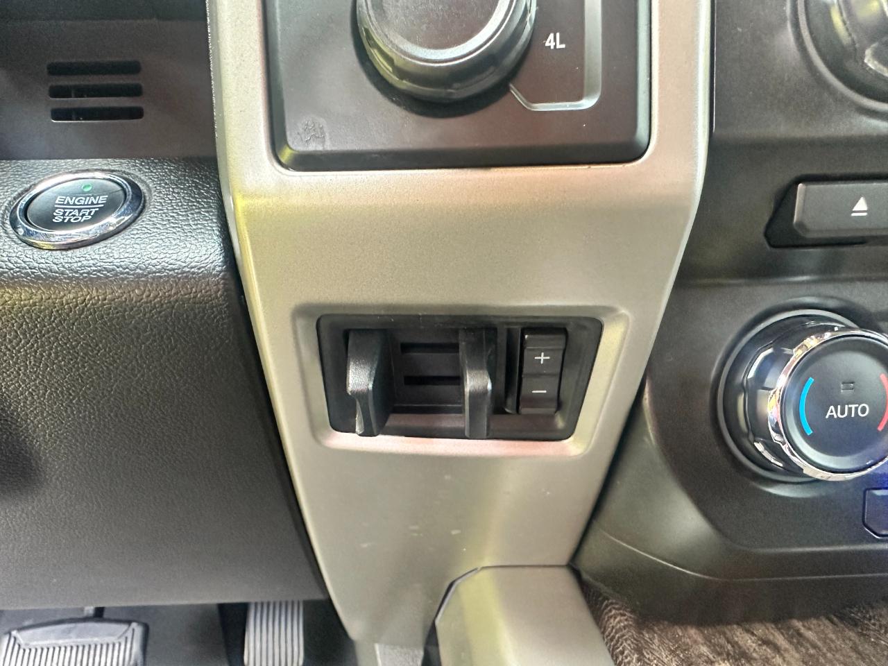 Ford Super Duty F-350 DRW Lariat 4WD Crew Cab 8' Box 2018