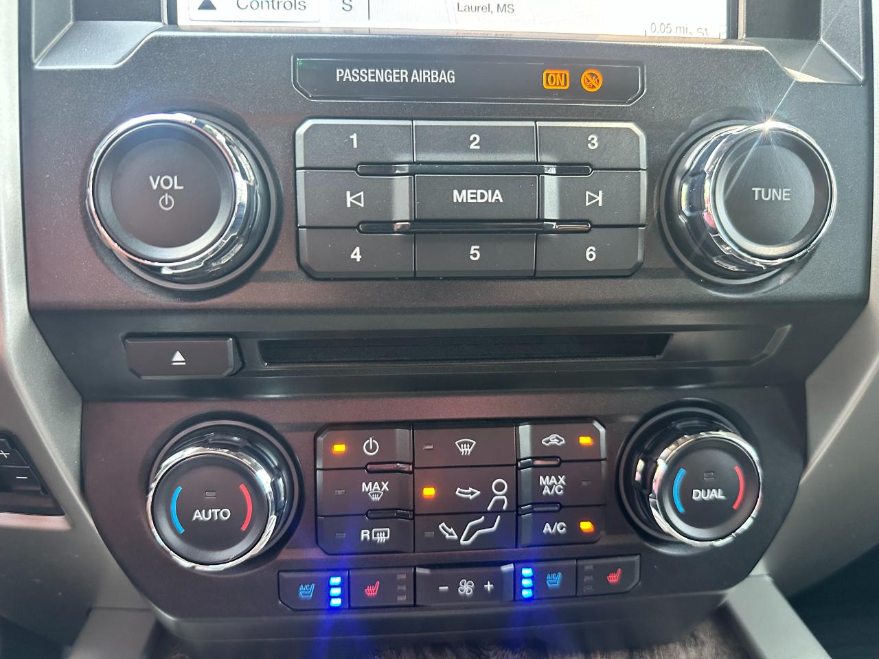 Ford Super Duty F-350 DRW Lariat 4WD Crew Cab 8' Box 2018